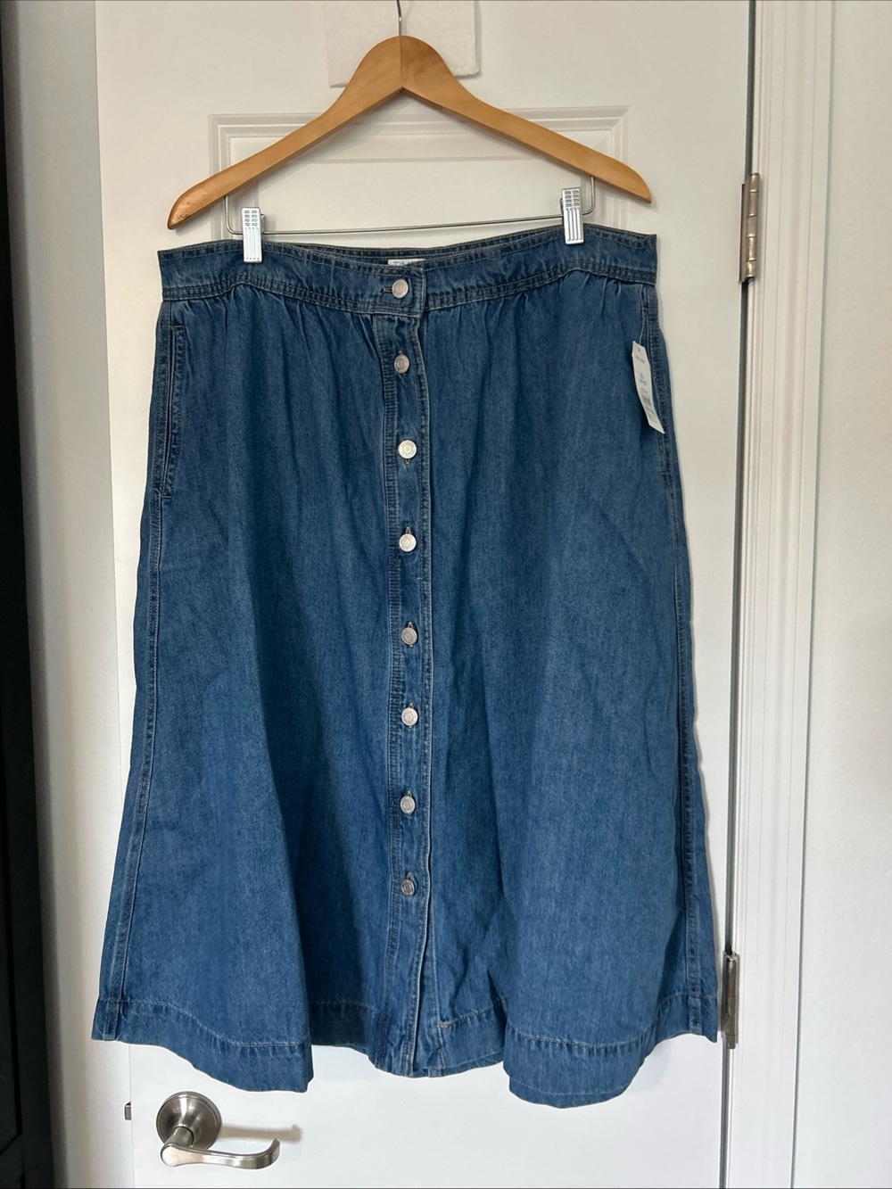 Time and Tru Women's Button Front Denim Midi Skirt, XL- Medium Wash- NWT